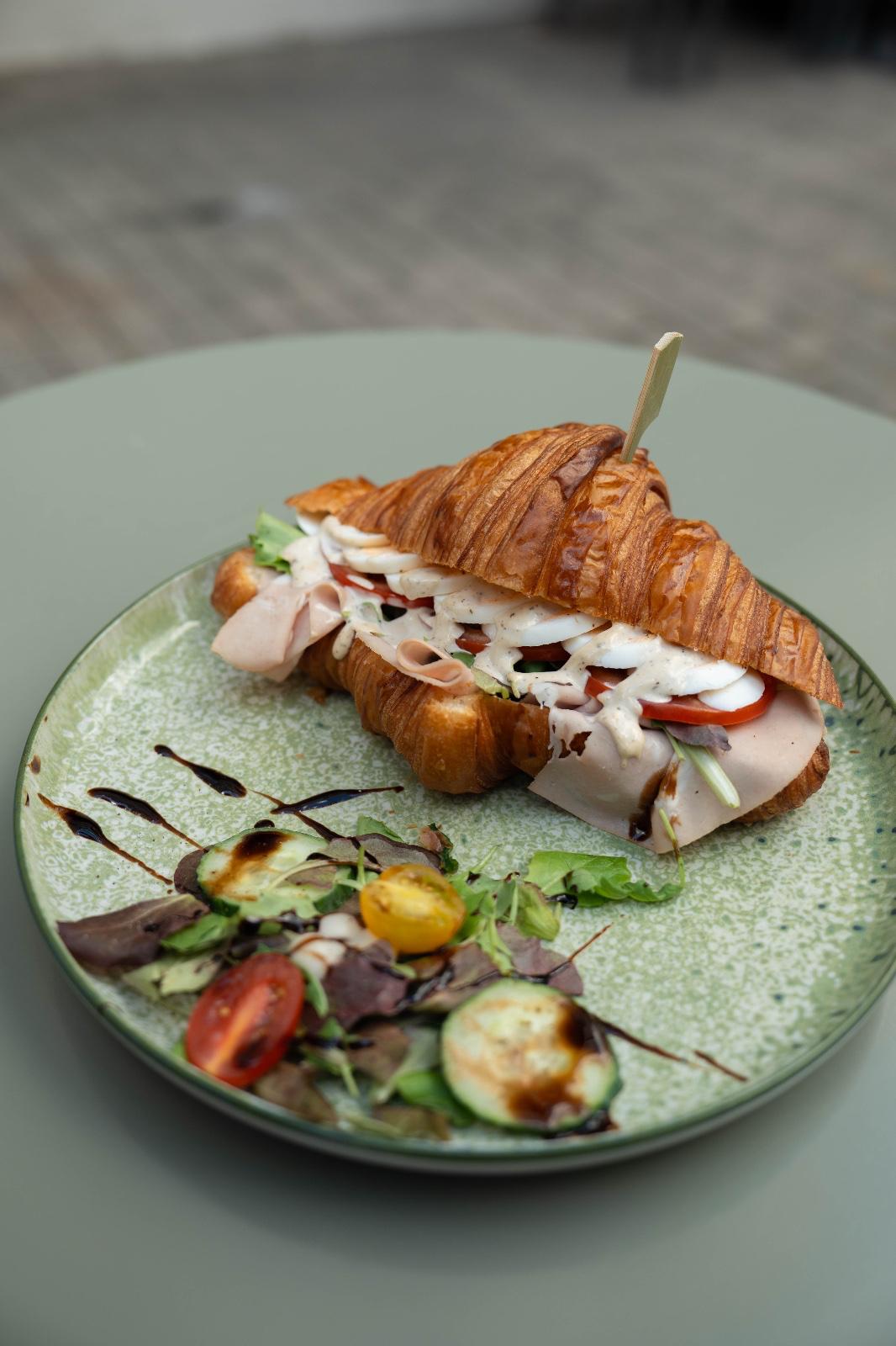 Plat signature à base de croissant salé — soirée privée Croix100 Bruxelles