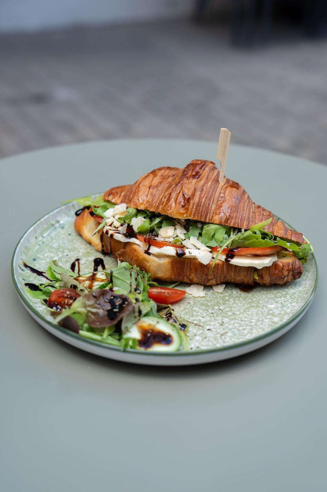 Plateau petit-déjeuner entreprise — croissants gourmets Croix100 livrés au bureau Bruxelles