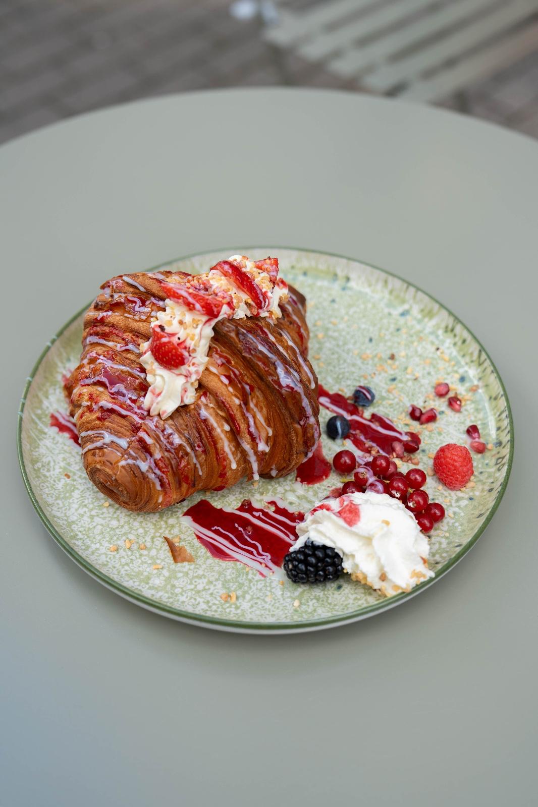 Boisson signature et croissant gourmet — restaurant Croix100 Saint-Gilles Bruxelles