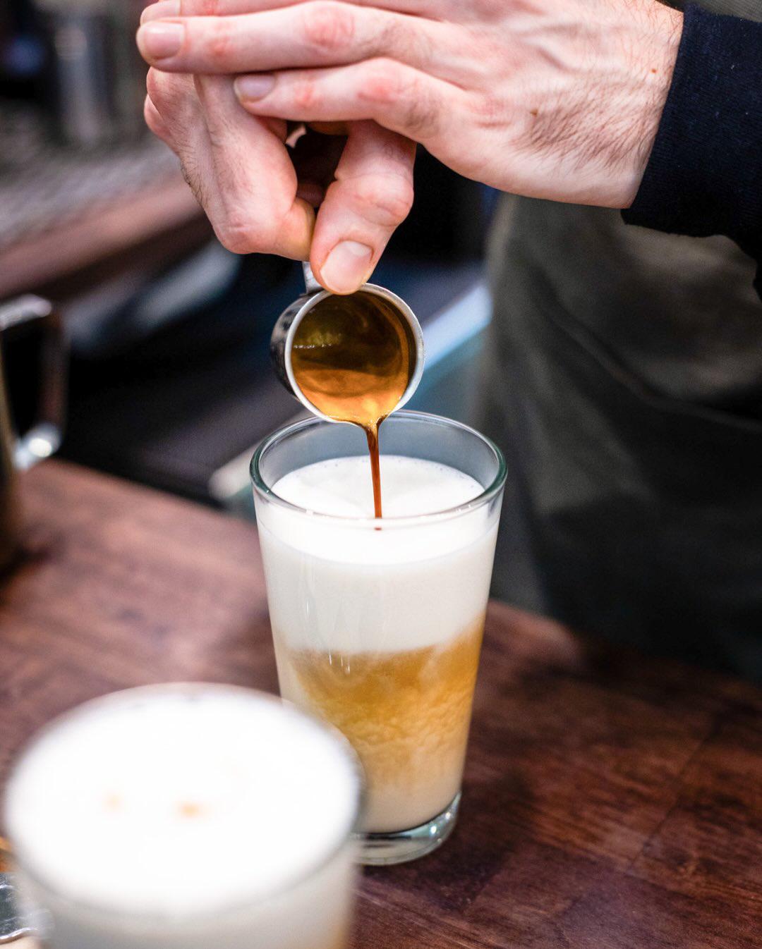 Préparation d'un dîner privé à base de croissants gourmets — Croix100 Bruxelles