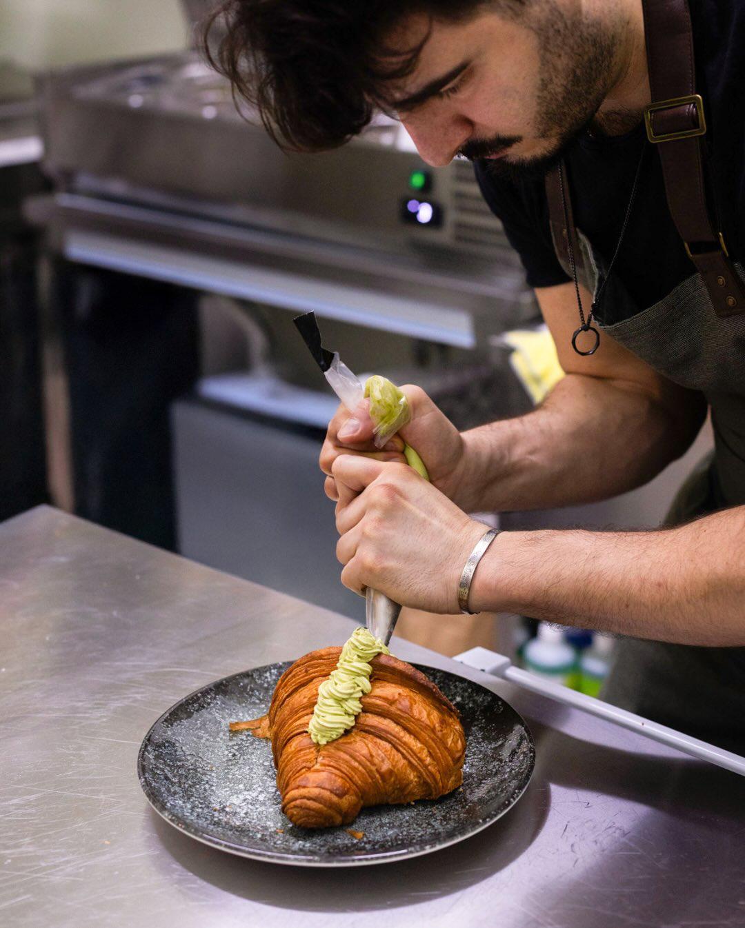 Croissant gourmet salé — nouvelle gastronomie bruxelloise chez Croix100