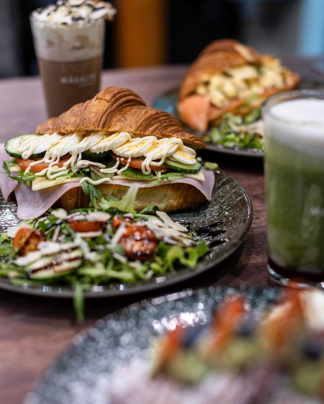 Brunch gourmet à Bruxelles — intérieur restaurant Croix100 avec croissants artisanaux