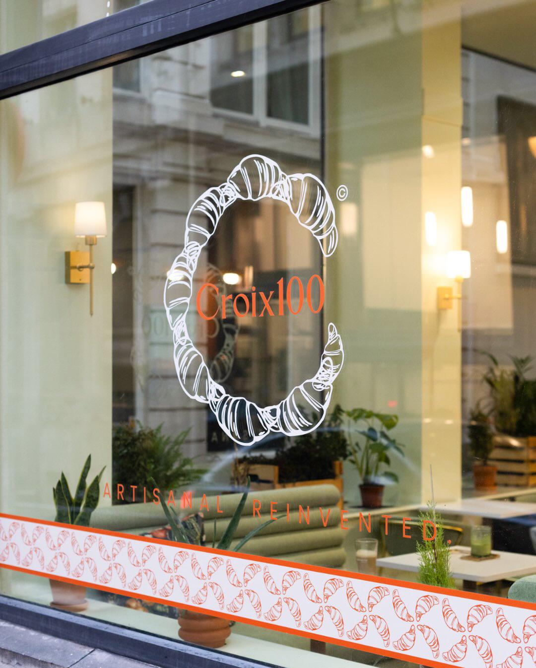 Modern restaurant interieur met grote ramen en eigentijds design