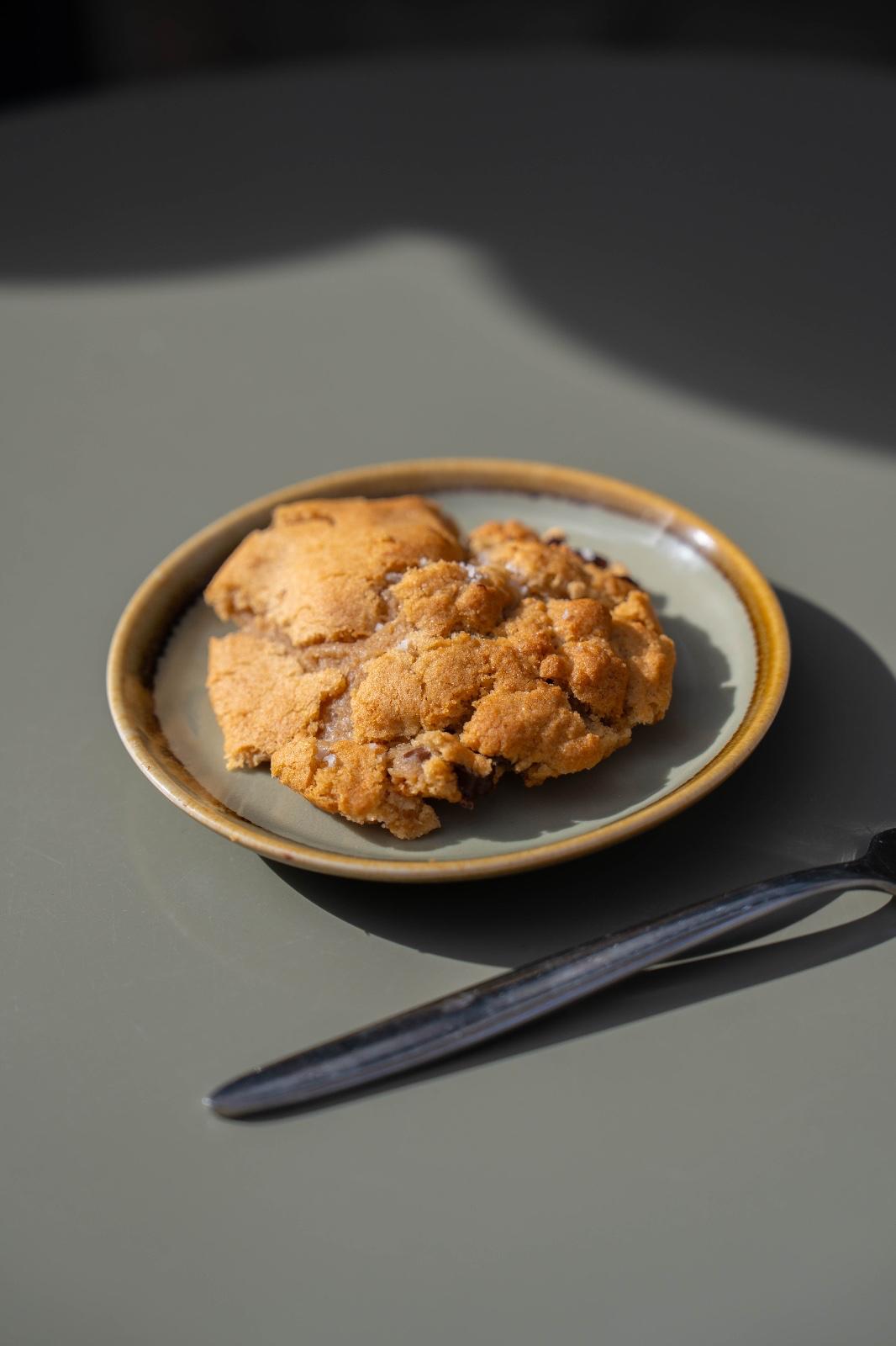 Caffè di specialità — latte art in una tazza di ceramica