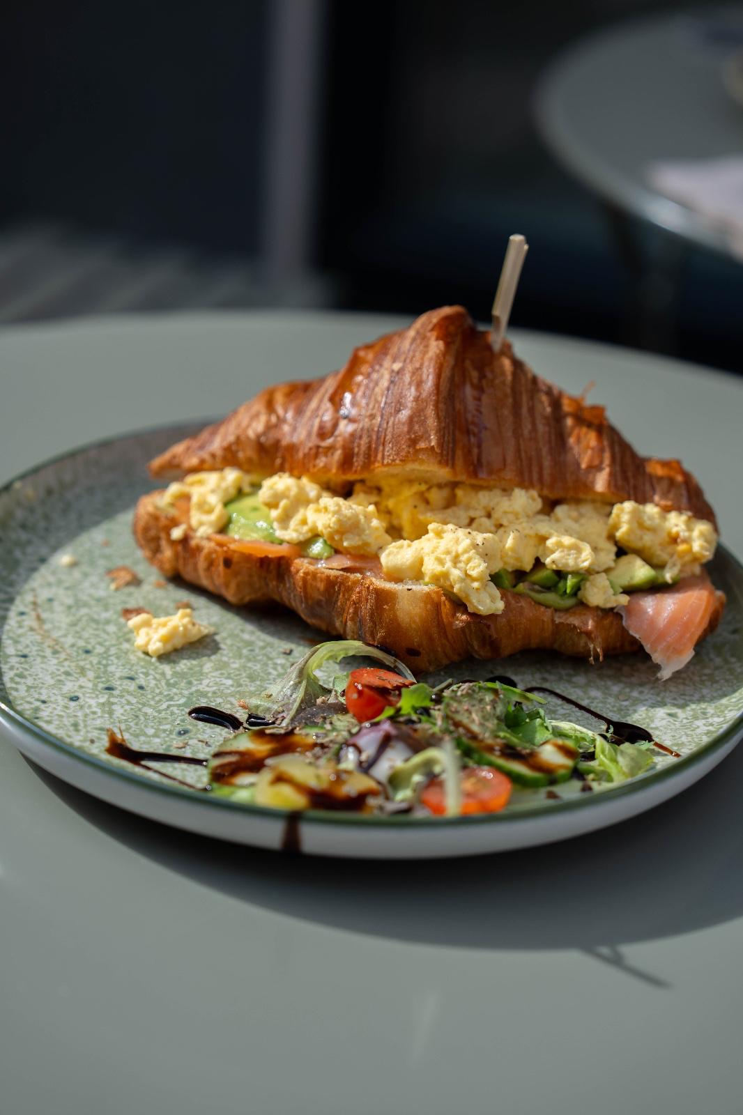 إفطار مثالي — كرواسان وقهوة في كروا100 بروكسل